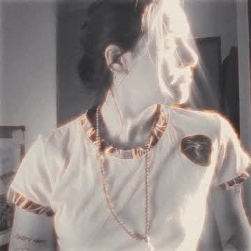 Retrato de María Luján iluminada por la luz del sol