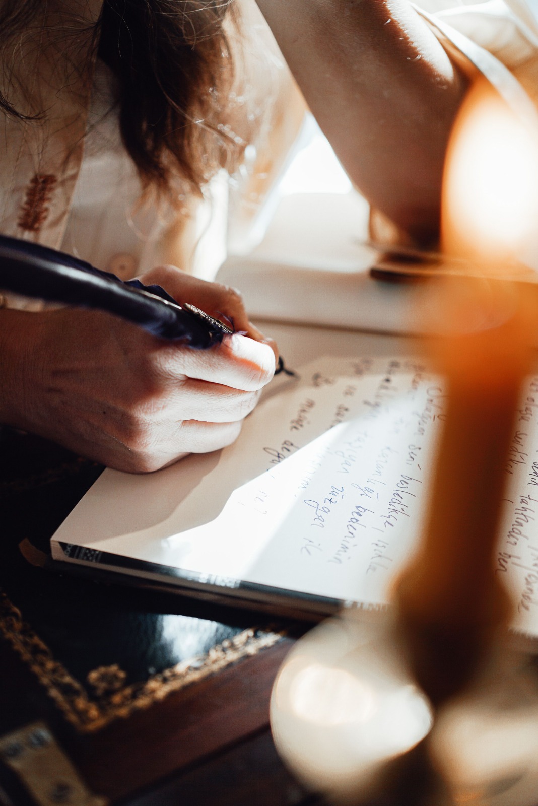 Mano escribiendo en un cuaderno